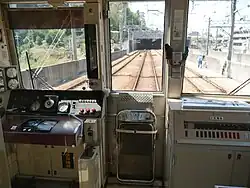 Zentriert angeordneter Fluchtweg durch den Führerstand