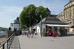 Überreste der Verankerung der Schiffbrücke (links) und die beiden Brückenhäuser (rechts)