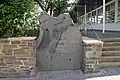 Der Gedenkstein 14. Juli 1870 neben dem Café Rheinanlagen