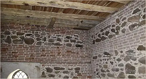 Mauer aus Bruchsteinen und Backsteinen in der Turmstube