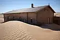 Versandung in einer Siedlung (Kolmannskuppe, Namibia)