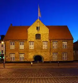 Kompagnietor bei Nacht