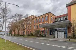 Das Foto zeigt den nördlichen Teil der Fabrikzeile 21, einen Gebäudebereich aus Ziegeln