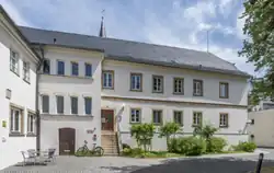 Das Foto zeigt das Gebäude des Hofer Stadtarchives; bzw. vielmehr seine Fassade