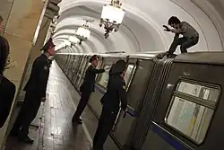 Festsetzen eines U-Bahn-Surfers in Moskau