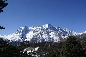 Kongde-Ri-Doppelgipfel rechts der Bildmitte