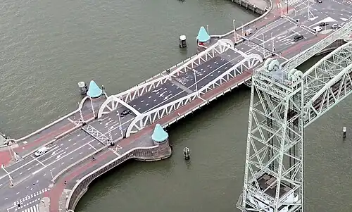 Luftbild der Brücke von 2010, im Vordergrund die De Hef