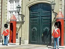 Den Kongelige Livgarde, Amalienborg, Kopenhagen in Sommermontur (Dänemark)