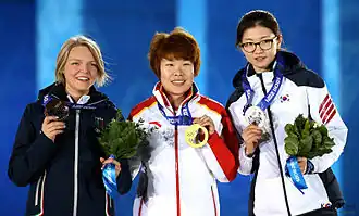 Zhou Yang (Mitte) nach ihrem Olympiasieg 2014