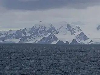 Blick von der Bransfieldstraße auf den Kormesiy Peak