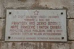 Diese Plakette wurde anlässlich des 50. Jahrestages der Oktoberrevolution am Gebäude angebracht: „Die zum Tode verurteilten Anführer des Matrosenaufstands von 1918 … verbrachten ihre letzten Tage in diesem Gefängnis, das der großen Revolutionäre würdig war.“