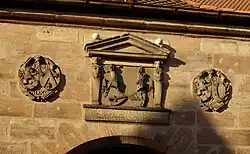 Familienwappen über dem Eingang der Kirche St. Georg in Kraftshof