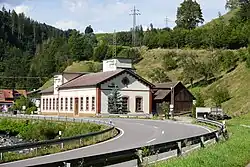 Das Kraftwerk in Mambach, links die Wiese, im Vordergrund die B&nbsp;317.