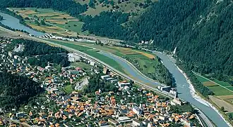 Links die Wehranlage, rechts das Maschinenhaus