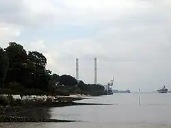 Die Schornsteine des Kraftwerks Wedel