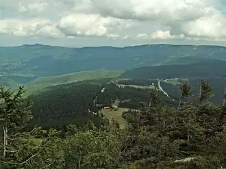 Die Bergkette des Künischen Gebirges zwischen Osser (Doppelgipfel links oben) und Zwercheck rechts oben, Blick vom Großen Arber