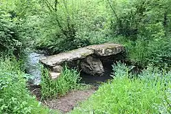 Dolmen du Poulmic umgebaut zur Plattenbrücke