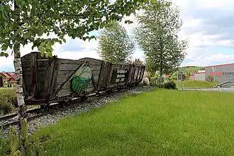 Feldbahnwagen ausgestellt im Kreisverkehr Lamprechtshausen