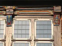 Schwellbalken mit Schnitzwerk an der Westwand