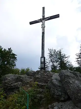 Kreuzfelsen mit Felsformation und Gipfelkreuz
