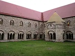 Kreuzgang mit Brunnenhaus im Januar 2025