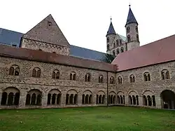 Kreuzgang mit anliegender Stiftskirche