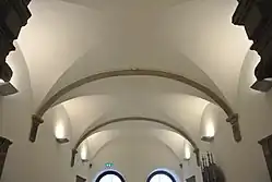 Zu sehen sind Kreuzgratgewölbe im Innenraum des Rathauses, die mit Gurtbögen versehen sind