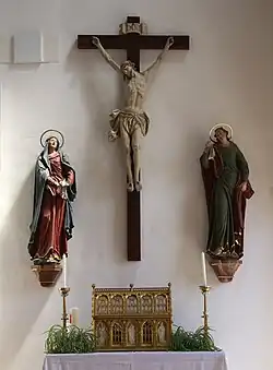 Südlicher Seitenaltar mit neugotischem Honoratus-Schrein (1894) und Kreuzigungsgruppe (um 1780)