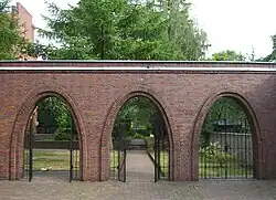 Westlich des Kirchturms, Torbögen zum Gemeindegarten