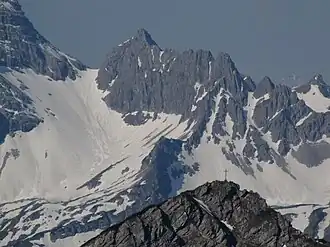 Kreuzspitze aus Nordosten von der Schochenspitze (2069&nbsp;m) über der Steinkarspitze (2067&nbsp;m)
