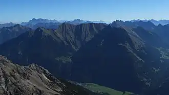 Kreuzspitzkamm von der Urbeleskarspitze: Elmer Kreuzspitze (Mitte links)