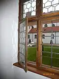 Hölzernes Kreuzstockfenster mit nach innen geöffnetem Flügel (Kloster Thierhaupten)