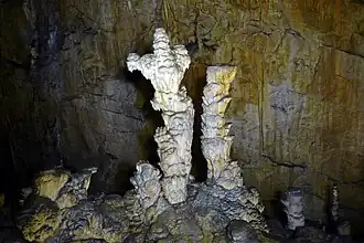 Der Stalagmit Kreuz, slowenisch Križ – er wird im Logo der Kreuzberghöhle dargestellt