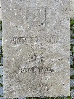 Gedenkstein vor einem Kriegerdenkmal in Augsburg-Pfersee