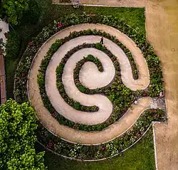 Drohnenaufnahme von Kriemhilds Rosengarten am Wormser Rheinufer, einem Land-Art-Projekt von Eichfelder, 2021, bestehend aus Rosen und drei Linden