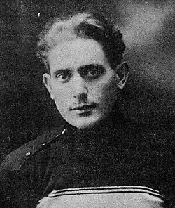 Jüngere Mann von vorn ab Brustkorb in einem dunklen Sweatshirt in schwarzweiß.