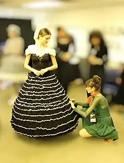 Krinolinenkleid (Lisa Grodek), gezeigt auf der Vancouver Fashion Week 2024