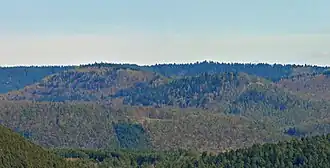 Krummer Ellenbogen samt westlichem Ausläufer Hirzeck vom Napoleonfels aus; im Hintergrund befindet sich die Hohe Derst