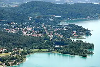 Krumpendorf am Wörthersee mit dem Falkenberg im Hintergrund