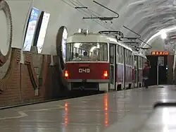 Krywyj Rih, 2007: Linksverkehr im Tunnel, sodass die Einrichtungsfahrzeuge mit rechtsseitigen Türen die Mittelbahnsteige der Bahnhöfe bedienen können