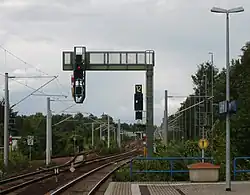 Signale Hp&nbsp;0 (Halt) an dem Signalausleger (für linkes Gleis) und Ks&nbsp;1 mit Zs&nbsp;3 Fahrt mit 120&nbsp;km/h und Fahrt erwarten (für rechtes Gleis), beide in Vor- und Hauptsignalfunktion in Dresden-Klotzsche, Zwischensignale der Strecke Richtung Görlitz