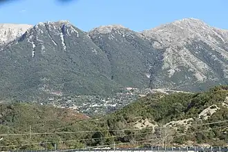 Das Dorf Kuç ist von hohen Bergen umgeben