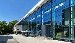 Blick auf das Glasfoyer des Kultur- und Bildungszentrums in der Innenstadt von Bad Oldesloe