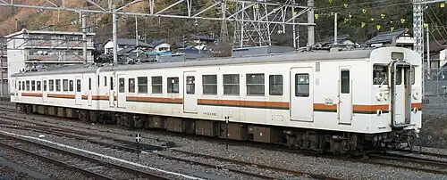 Nahverkehrszug im Bahnhof Minobu