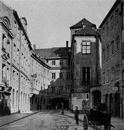 Das Münchner Palais Berchem samt dem sogenannten Kühbogen von der Salvatorstraße Richtung Theatinerstraße gesehen