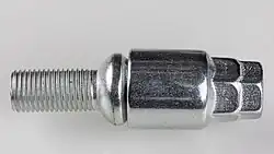 Kugelbund-Felgenschloss und zugehöriger Schlüssel (Adapter), letzterer mit 17&nbsp;mm- und 19&nbsp;mm-Sechskant