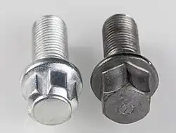 Kugelbund-Felgenschloss und normale Kugelbund-Radschraube der Größe M14&nbsp;×&nbsp;1,5&nbsp;×&nbsp;27&nbsp;mm zum Vergleich