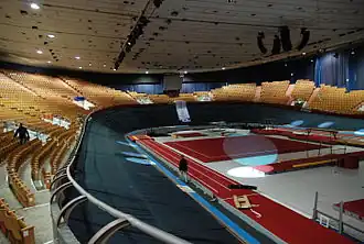 Innenansicht des Kuipke mit abgedeckter Radrennbahn und Turngeräten (Dezember 2008)