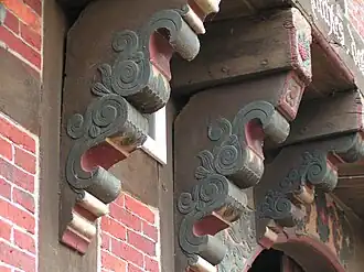 Reich profilierte Zierknaggen unter Balkenköpfen an einem Bauernhaus in Wulften in der Samtgemeinde Artland