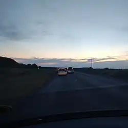 Die Fernstraße A10 in Botswana in Afrika bei Nacht.